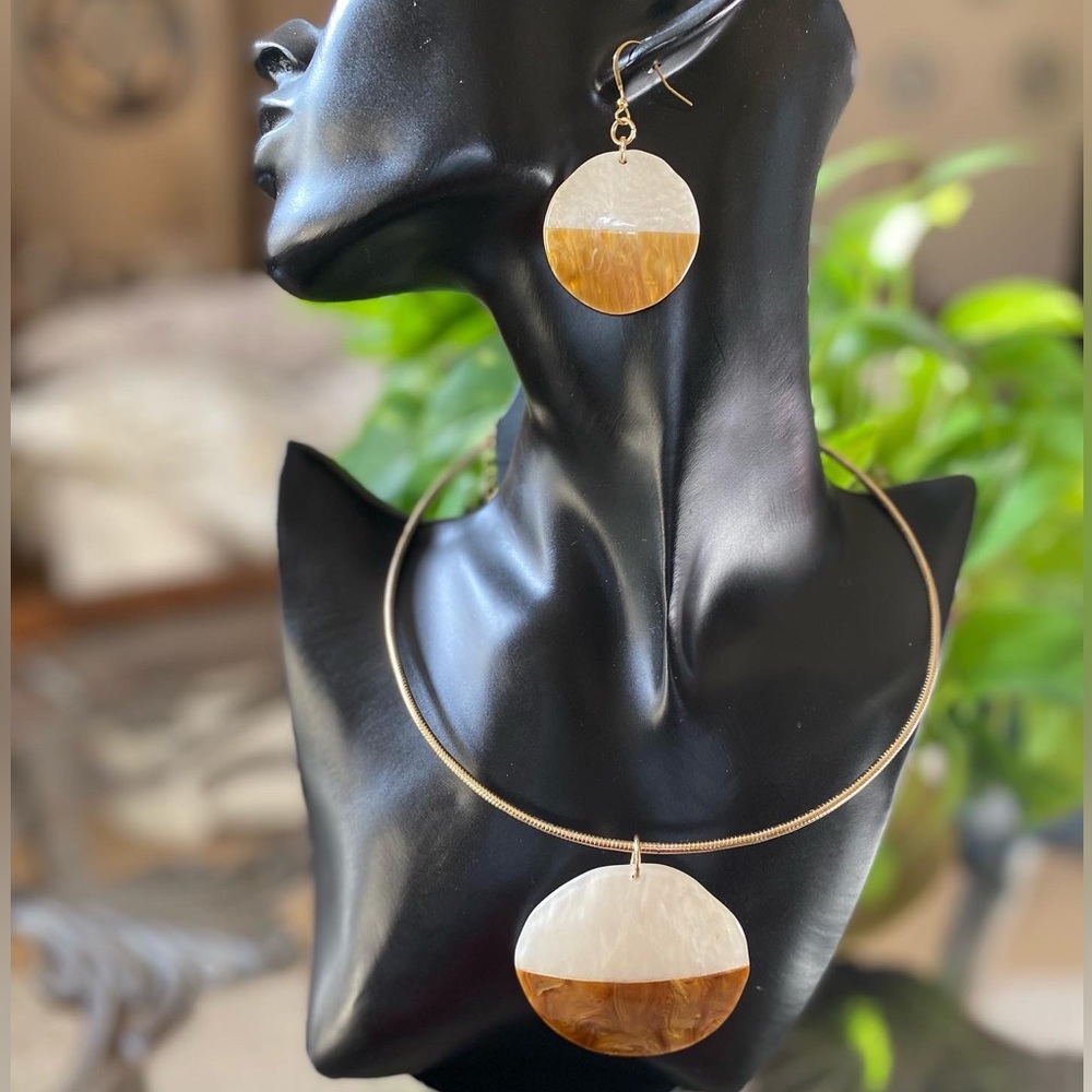 Beautiful Circular Style Choker Necklace Set